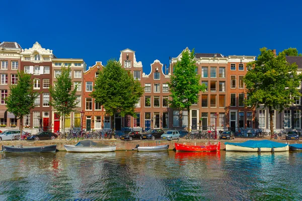 Амстердамские каналы и типичные дома, Голландия, Нидерланды . — стоковое фото
