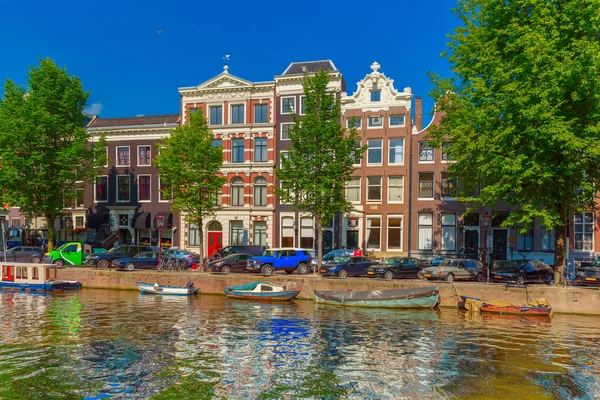 Amsterdamse grachten en typische huizen, Holland, Nederland. — Stockfoto