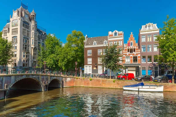 Vista sulla città di Amsterdam canale, ponte e case tipiche, Olanda — Foto Stock