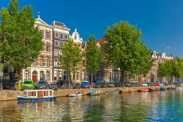 Амстердамские каналы и типичные дома, Голландия, Нидерланды . — стоковое фото