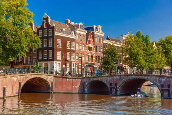 Uitzicht op de stad van Amsterdamse gracht, brug en typische huizen, Holland — Stockfoto