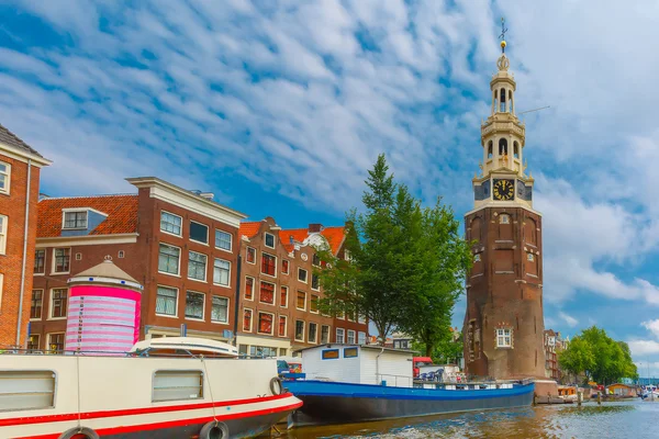 Amsterdam canale e torre Montelbaanstoren Olanda — Foto Stock