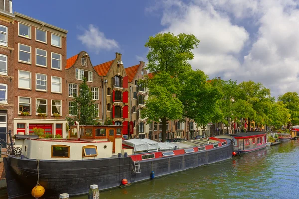 与游船，荷兰的阿姆斯特丹运河 — 图库照片
