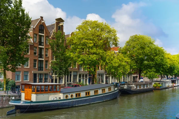 Amsterdams kanaler med husbåtar, Holland — Stockfoto