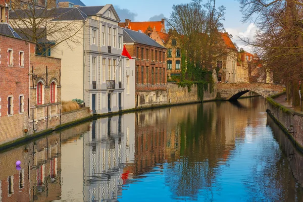 绿色的运河和桥梁在比利时的布鲁日， — 图库照片