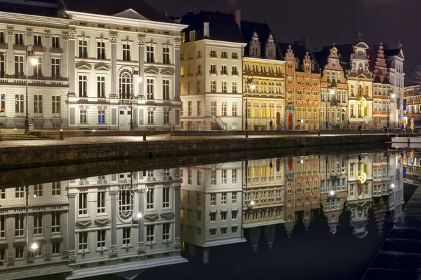 Quay Korenlei en la ciudad de Gante por la noche, Bélgica — Foto de Stock
