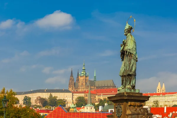 Статуя Св. Иоанна Непомука, Прага, Чехия — стоковое фото