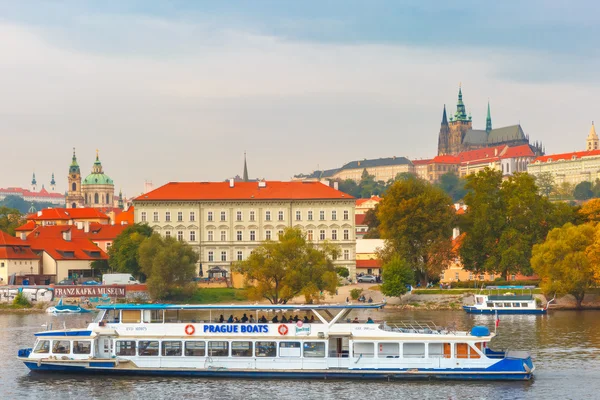 Туристическая лодка в Праге, Чехия — стоковое фото