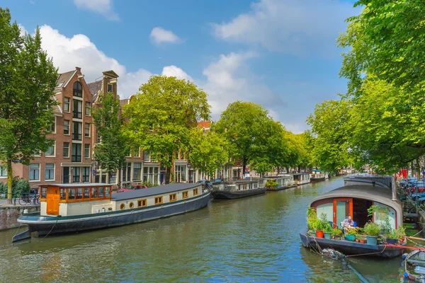 Woonboten op Amsterdamse gracht, Holland. — Stockfoto