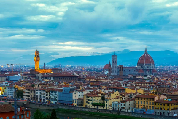 Berömda utsikten över Florens på twilight, Italien — Stockfoto