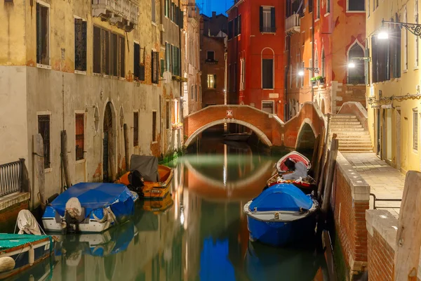 Νύχτα πλευρική κανάλι και τη γέφυρα στην Βενετία, Ιταλία — Φωτογραφία Αρχείου