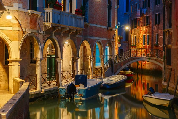 Natt laterala kanalen och bridge i Venedig, Italien — Stockfoto