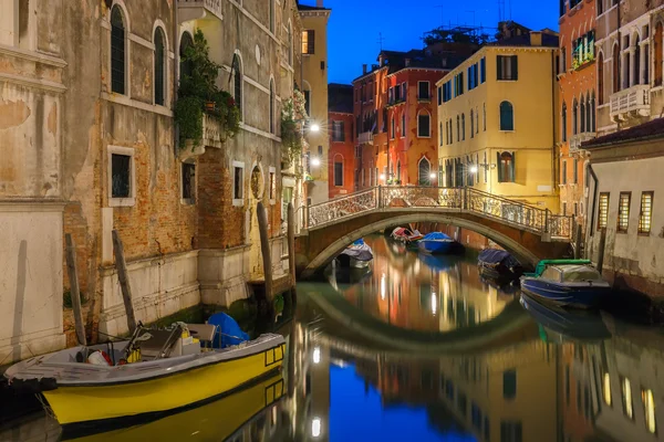 Nacht seitlicher Kanal und Brücke in Venedig, Italien — Stockfoto