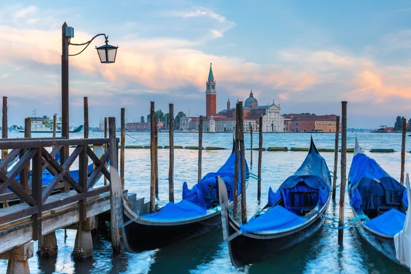 Gondolas at twilight in Venice lagoon, Italia — Stock Photo, Image