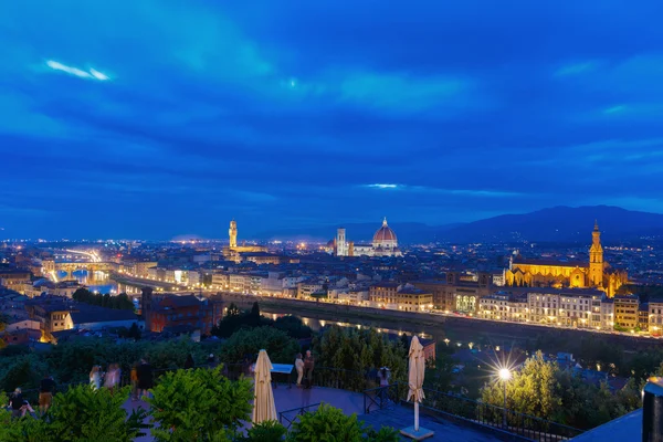 Famosa vista de Florencia por la noche, Italia —  Fotos de Stock