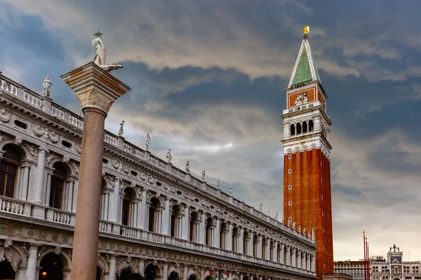 Санкт Campanile знаки після бурі, Венеція — стокове фото