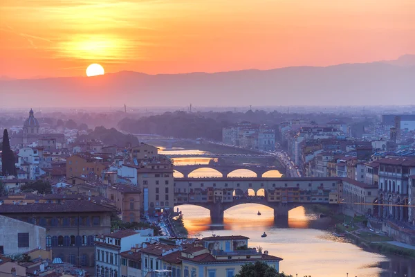 Arno a Ponte Vecchio při západu slunce, Florencie, Itálie — Stock fotografie