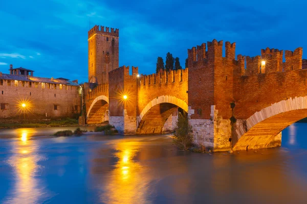 Castelvecchio på natten i Verona, Italien. — Stockfoto