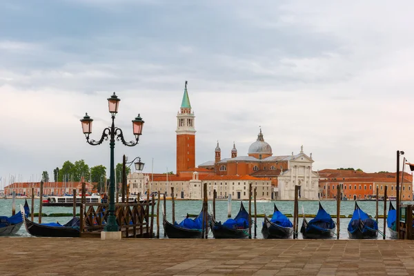 Gondoler på twilight i Venediglagunen, Italia — Stockfoto