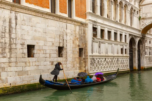 Venedig gondol i regnigt väder, Italien — Stockfoto