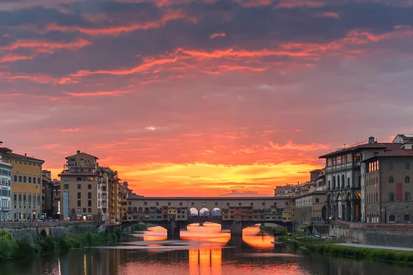 Arno és a Ponte Vecchio, a naplemente, Firenze, Olaszország — Stock Fotó