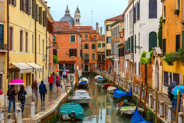 Turis di bawah payung pada hari hujan di Venesia — Stok Foto