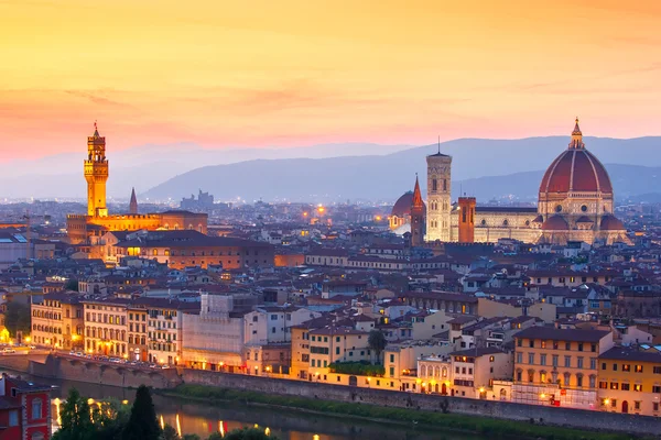 Sławny widok we Florencji w zachód słońca, Włochy — Zdjęcie stockowe