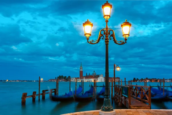 Gondolas la amurg în laguna Veneția, Italia — Fotografie, imagine de stoc