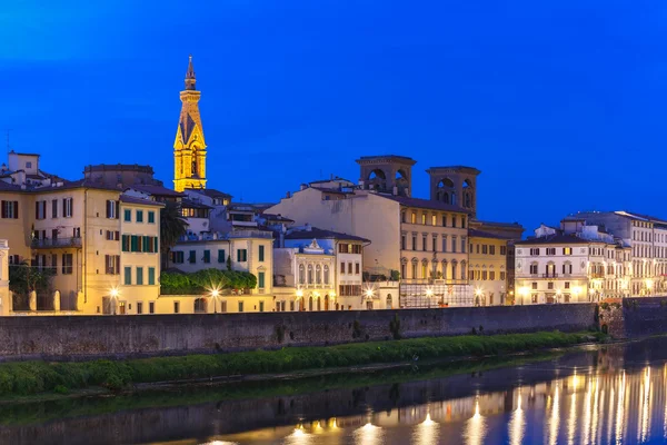 Firenze, Olaszország-ben Arno folyó a rakparton — Stock Fotó