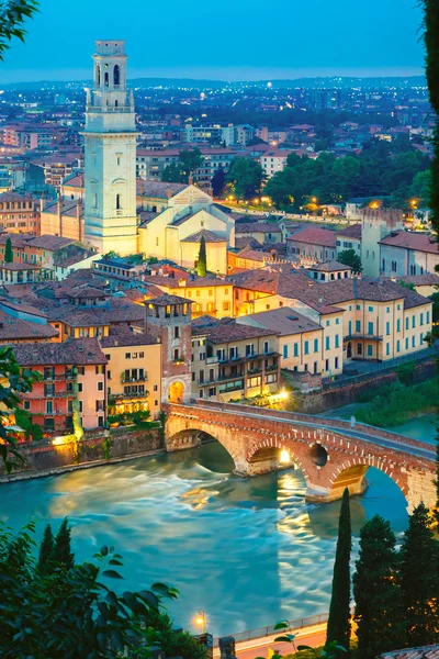 Ponte Pietra och Adige på natten, Verona, Italien — Stockfoto