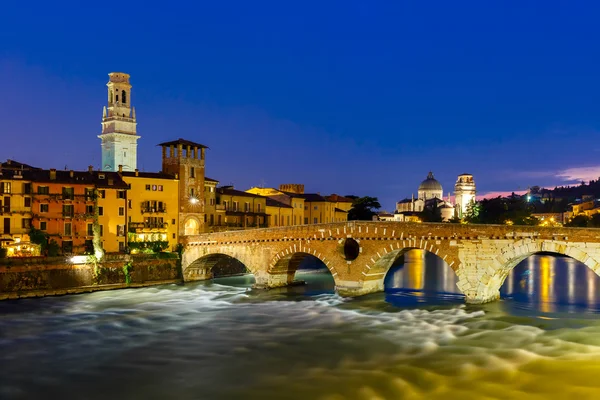 Ponte Pietra és az Adige-éjjel, Verona, Olaszország — Stock Fotó