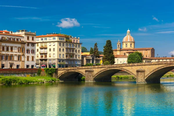 イタリア、フィレンツェのアルノ川の岸壁 — ストック写真