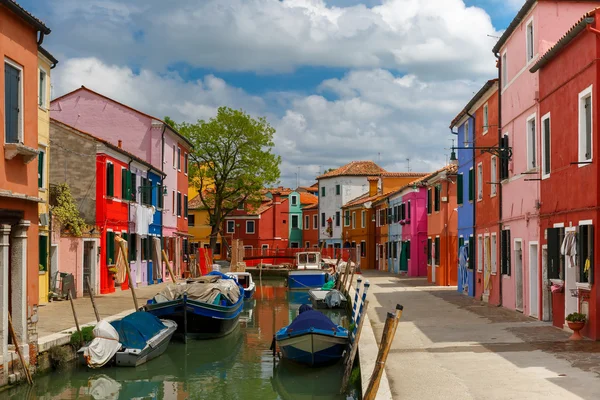 Renkli evler burano, Venedik, İtalya — Stok fotoğraf