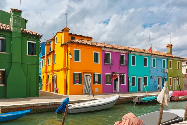 有名な島ブラーノ島、ベニス、イタリアのカラフルな家が付いているテラス — ストック写真