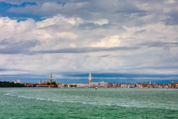 Uitzicht vanaf de zee naar de lagune van Venetië, italia — Stockfoto