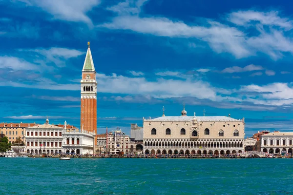 Blick vom Meer nach Venedig im Sommertag, Italien — Stockfoto