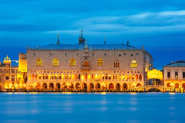 Doges Palace and Ponte dei Sospiri, night, Venice — ストック写真