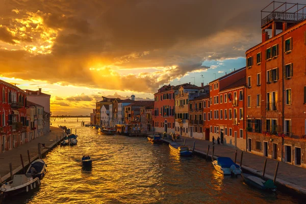 Pôr do sol no canal Cannaregio em Veneza, Itália — Fotografia de Stock