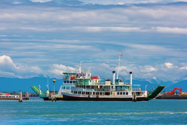 Passenger and cargo ships in the Venetian lagoon — Stock Photo, Image