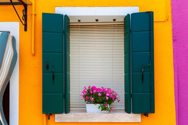 Barevné domy na burano, Benátky, Itálie — Stock fotografie