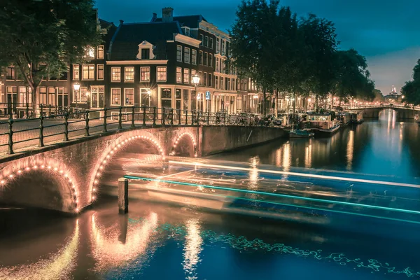 Vue nocturne sur la ville d'Amsterdam canal et pont — Photo