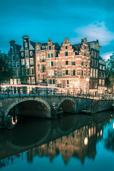 Vue nocturne sur la ville d'Amsterdam canal et pont — Photo