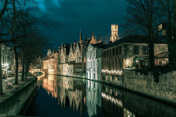 Torre nocturna Belfort y el canal verde de Brujas — Foto de Stock