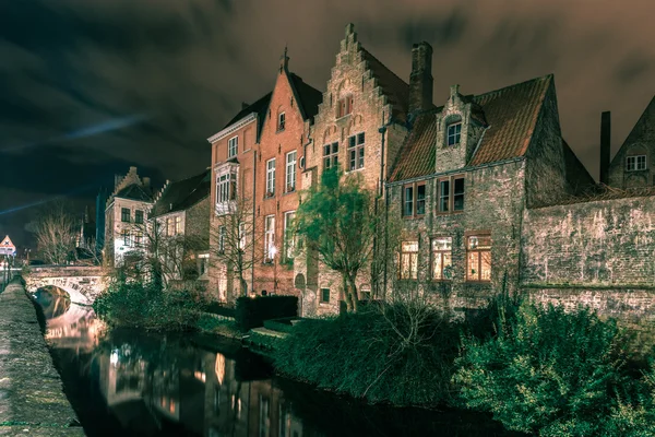 在比利时的布鲁日，如诗如画的夜晚运河 — 图库照片