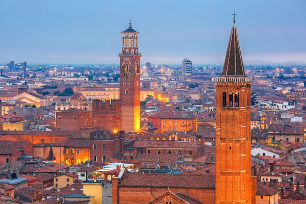 Verona skyline à noite, Itália — Fotografia de Stock