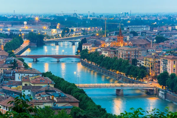 阿迪格河和桥梁在维罗纳在夜间, 意大利 — 图库照片