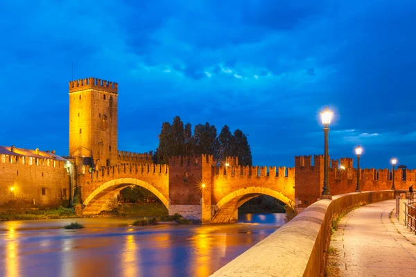 Éjszakai kilátás Castelvecchio-Verona, Olaszország. — Stock Fotó