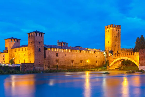 Éjszakai kilátás Castelvecchio-Verona, Olaszország. — Stock Fotó