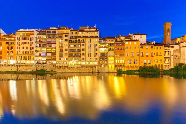 到了晚上，意大利佛罗伦萨的亚诺河大堤 — 图库照片