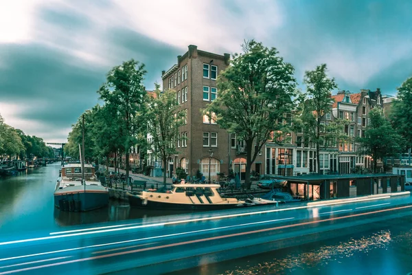 Natt Amsterdam canal och lysande spår — Stockfoto